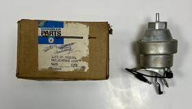 3656304 Chrysler New Old Stock Vacuum Advance Unit For 1972-73 B Body Models Mopar #3656304