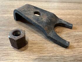 613857 Land Rover V8 Distributor Clamp And Nut - Range Classic Defender Discovery